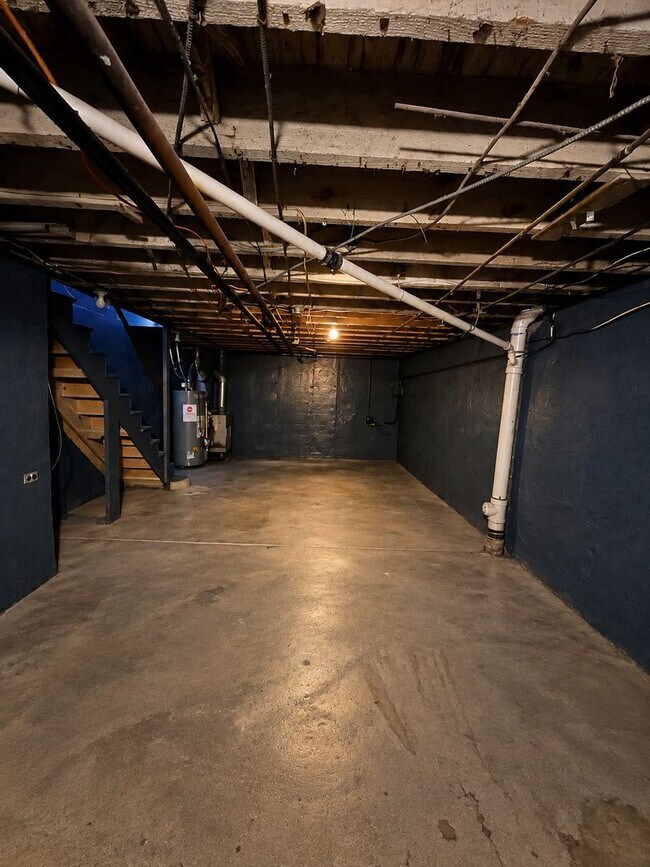 Building Photo - 6744 Linmore Ave