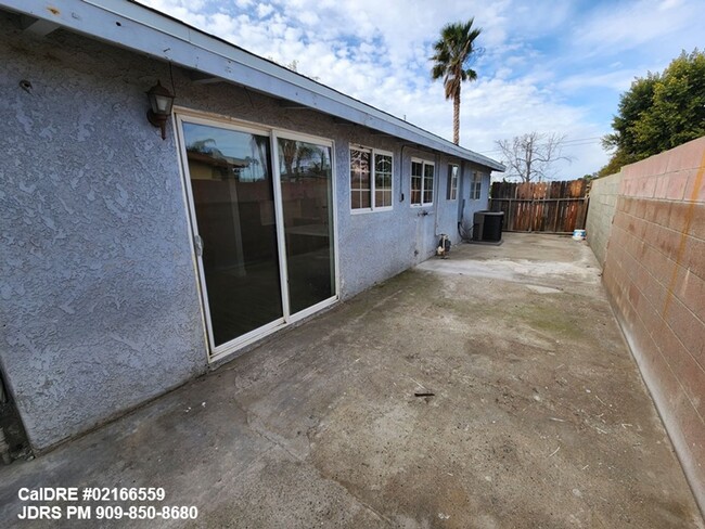 Building Photo - Rialto 5 Bedroom Home