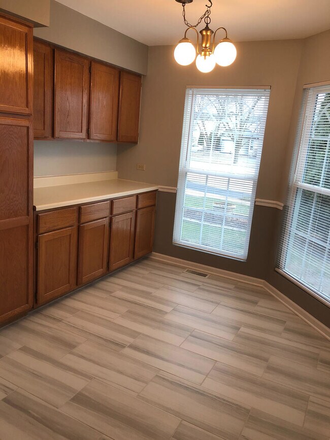 Building Photo - 1649 Estate Cir
