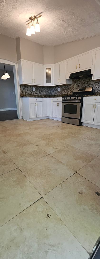 Building Photo - Large house with a nice layout welcome Home