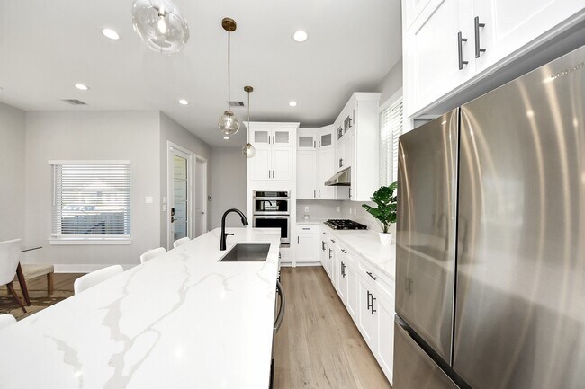 Building Photo - 410 E 41st St