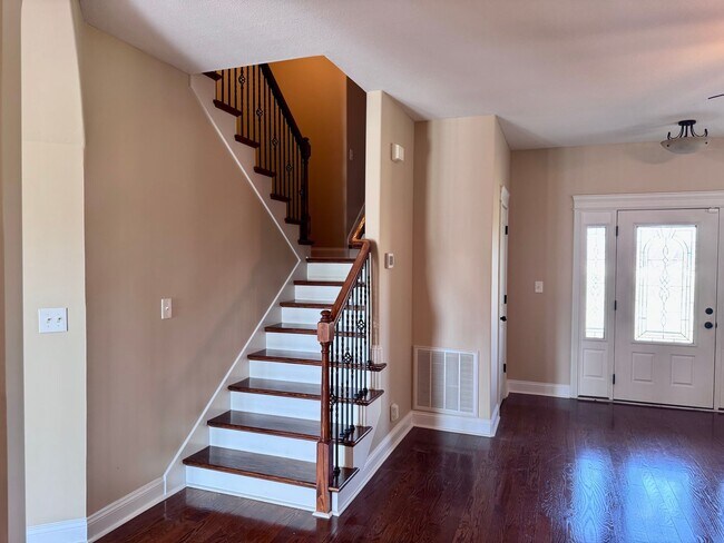 Building Photo - Beautiful Home Located in Farmington Subdivision. 3 Bedrooms, 3.5 baths, Bonus with Wet Bar!