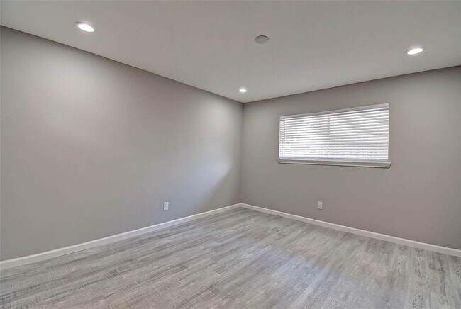 Building Photo - 1104 W Tri Oaks Ln