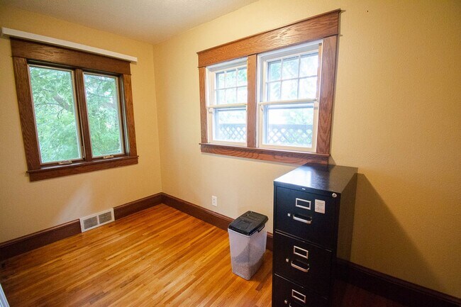 Building Photo - Charming & Spacious Main-Level Apartment Near Downtown