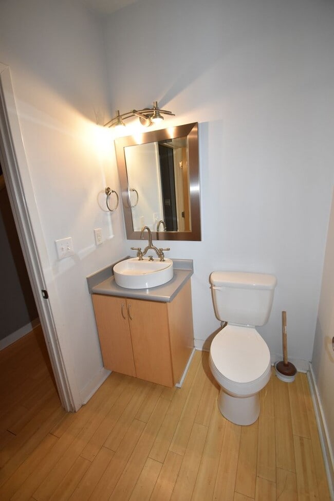 Building Photo - Large 2 Bedroom Condo For Rent Near Historic Downtown Clarksville!