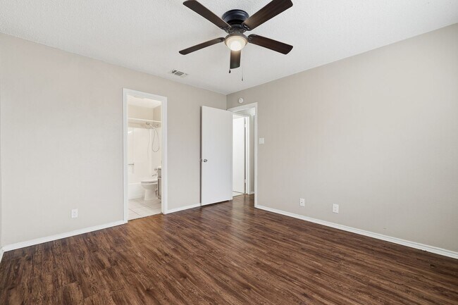 Building Photo - Northwest Crossing Retreat with Greenbelt Views