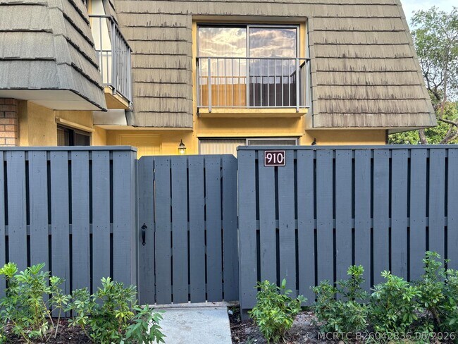 Building Photo - 910 9th Way