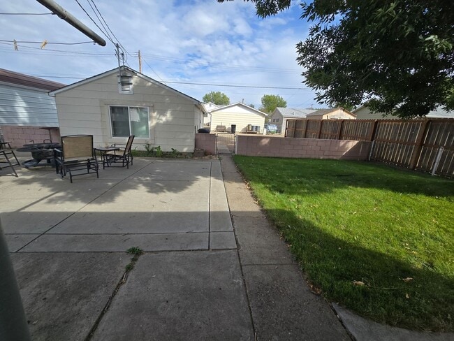 Building Photo - 4 bed, 1 bath House with 1 car garage