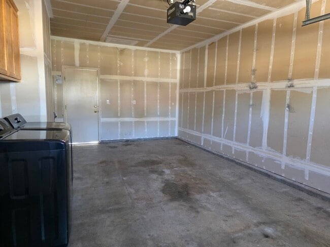 Building Photo - 2412 Summercreek Dr