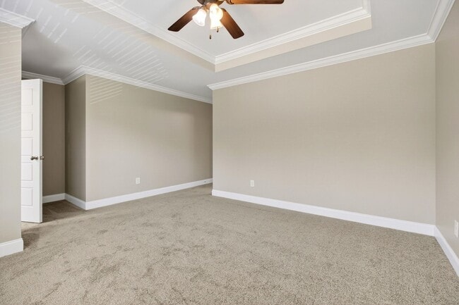 Building Photo - Luxury Size Townhome