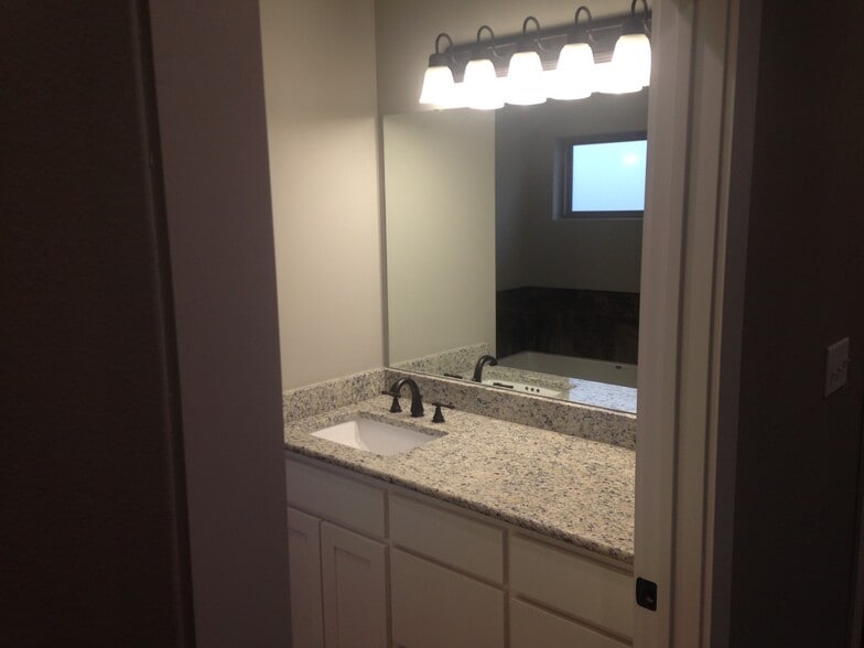 master bath - 308 Candlewood Cir