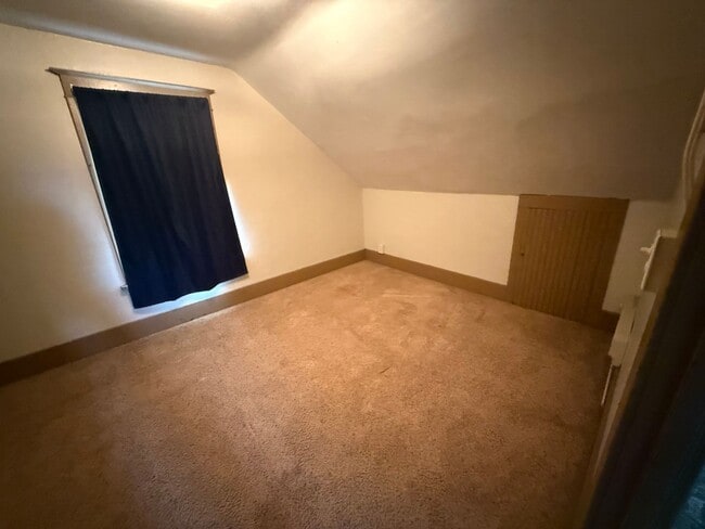 Building Photo - 3 Bed 1 Bath + Bonus Room and Yard