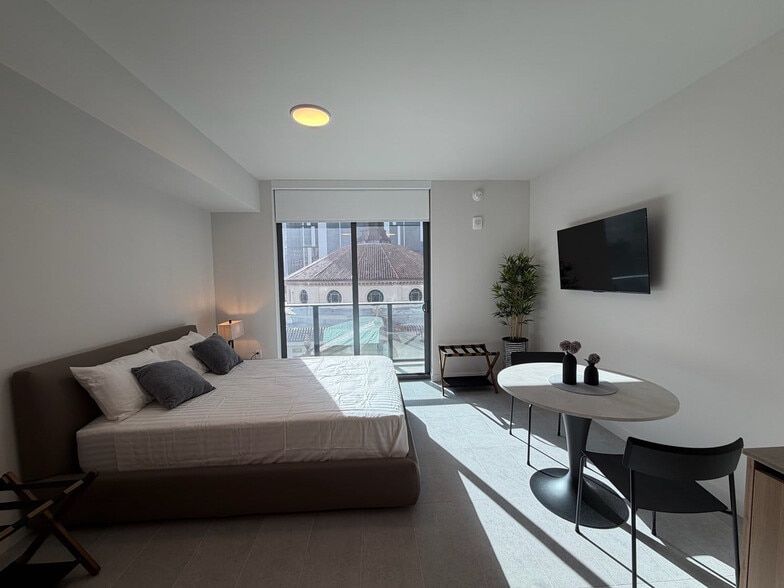 Building Photo - 121 NE 5th St