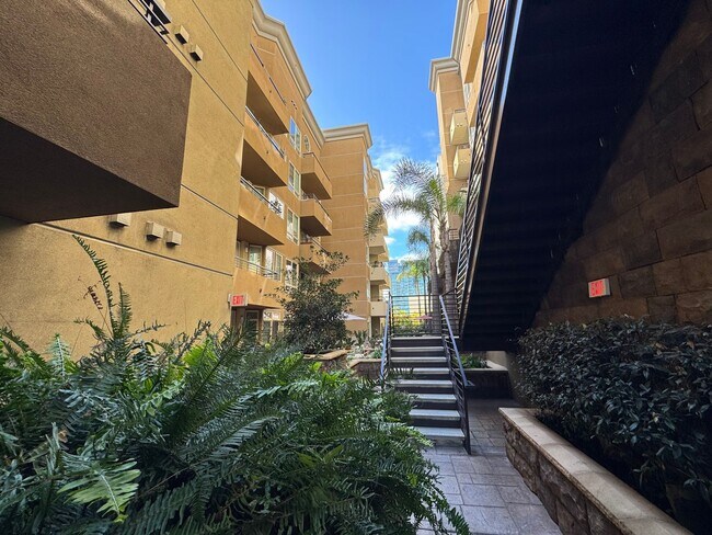 Building Photo - 3 Bedroom 2 Bathroom down town San Diego