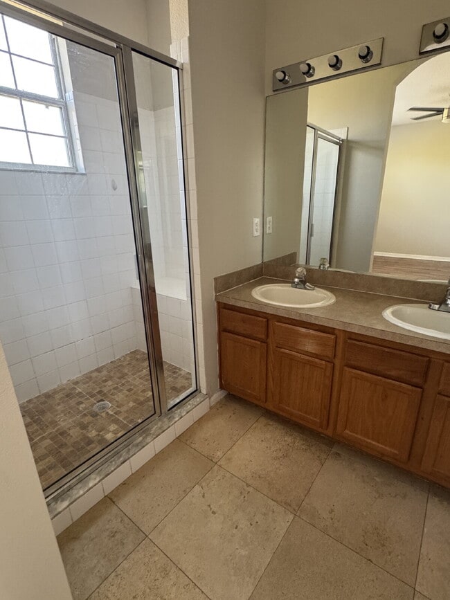 Building Photo - "Charming 3-Bed Oasis in Tampa's Heart – Spacious 1,443 Sq. Ft. with 2.5 Baths!"