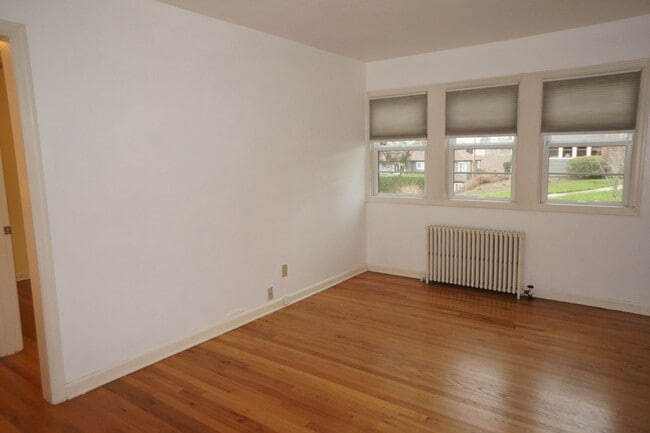 Building Photo - North Mt Tabor one bedroom Condo. Immaculate condition!