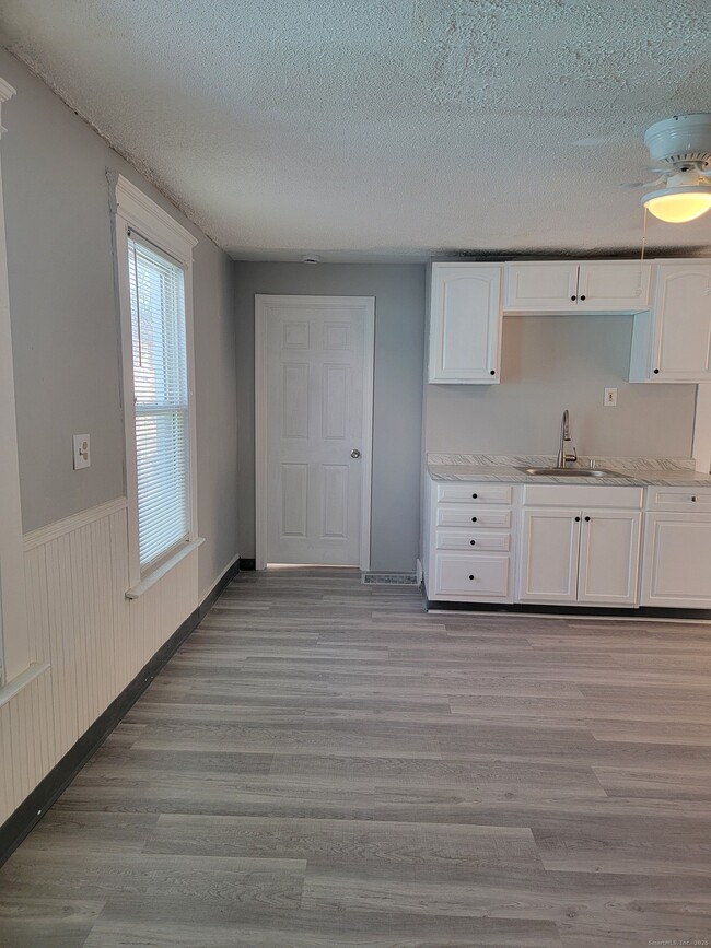 Building Photo - 322 Bassett St