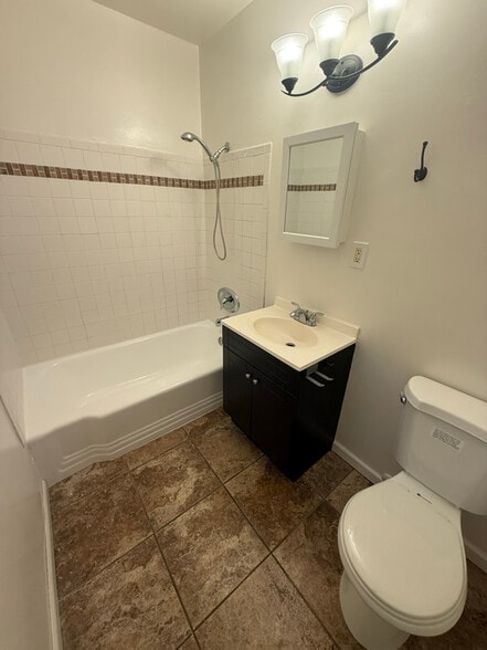 Building Photo - 421 E Cedar Ave