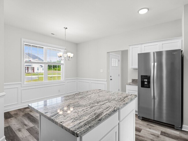 Building Photo - Towne Pointe Beauty!