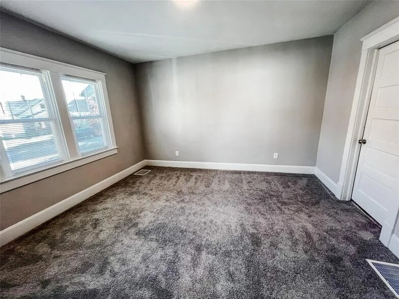 Building Photo - 336 N Riley Ave