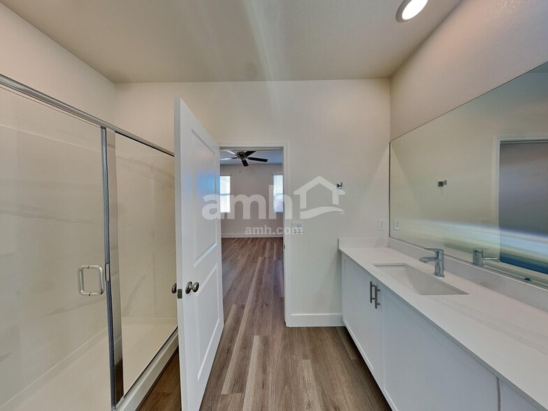 Building Photo - 826 English Primrose St