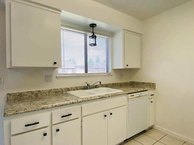 Building Photo - $2,050 Ashlan & Fowler, 3 Bedroom Home - H...