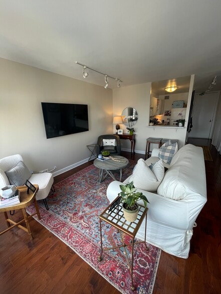 Building Photo - 444 W Fullerton Pky