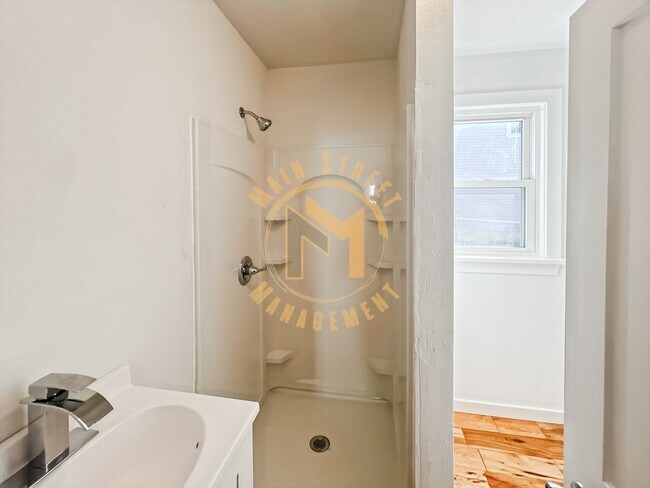 Building Photo - 2 Bed 1 Bath Single Family Home