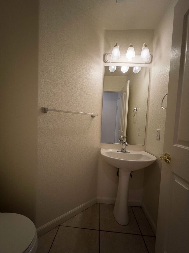 Building Photo - 1 bed and 1 bath located in Henderson!