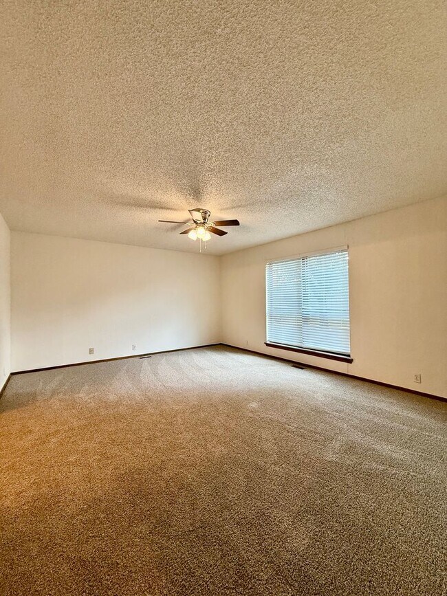 Building Photo - 3 bed, 2 bath Home in Ripple Creek!