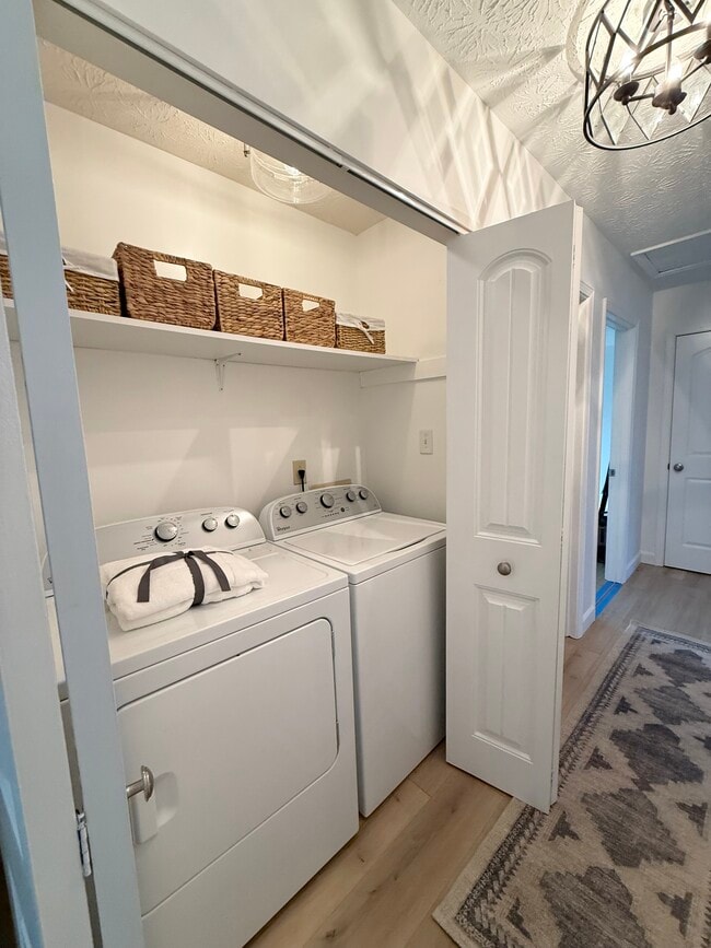 Building Photo - 717 Redwood Park