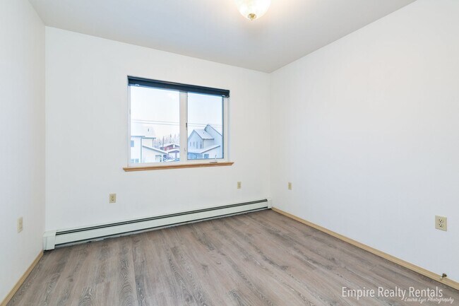 Building Photo - Three Bed, 2.5 Bath, 1 Car Garage