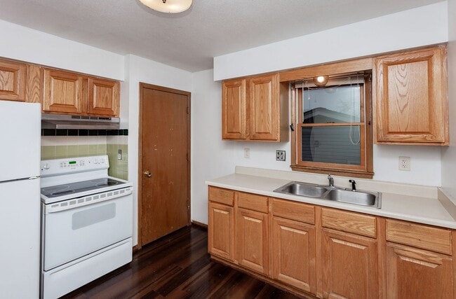 Building Photo - CHARMING! 2 Bedroom, 1 Bathroom Duplex in Des Moines!!