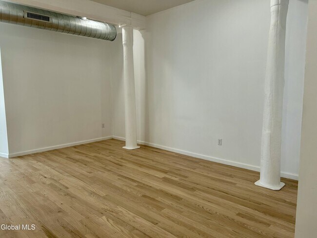Building Photo - 155 River St