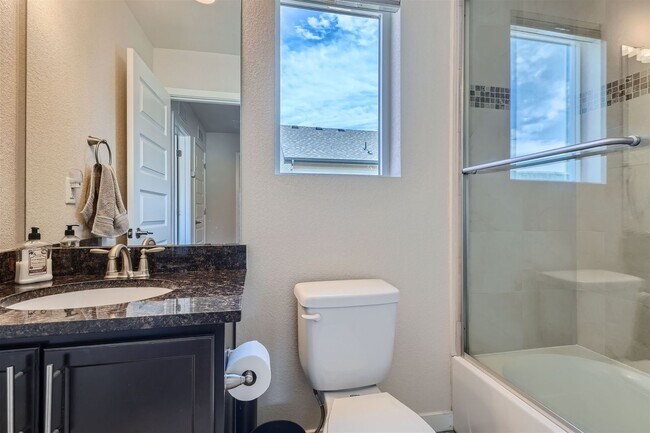 Building Photo - Modern 2 BDR Townhome in Broomfield