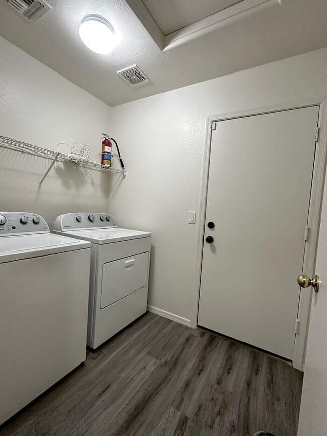 Building Photo - New Flooring! Single level 3 bed in Camelback Ranch!