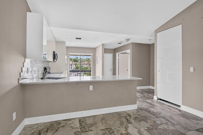 Building Photo - 301 Club Cir