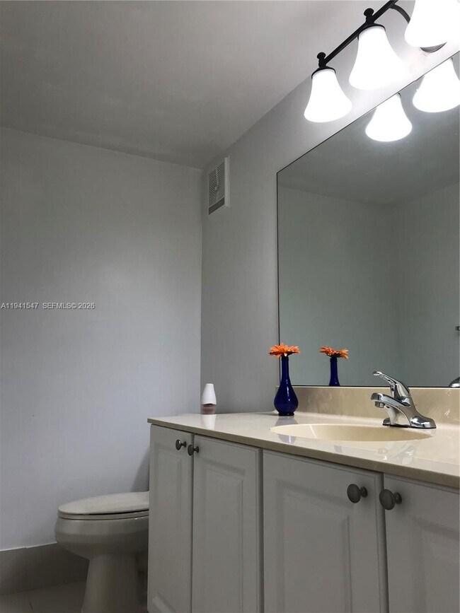 Building Photo - 731 N Pine Island Rd