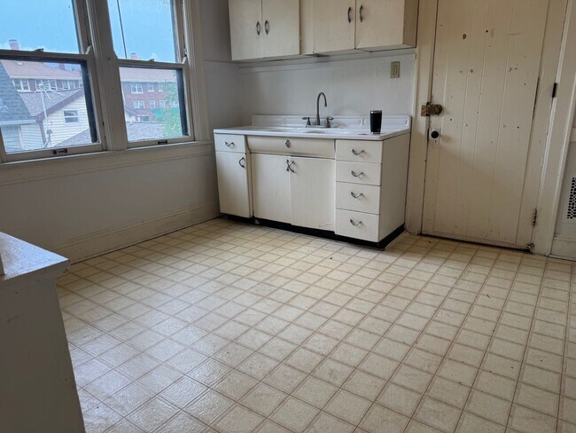 Primary Photo - 213-215 N Paterson