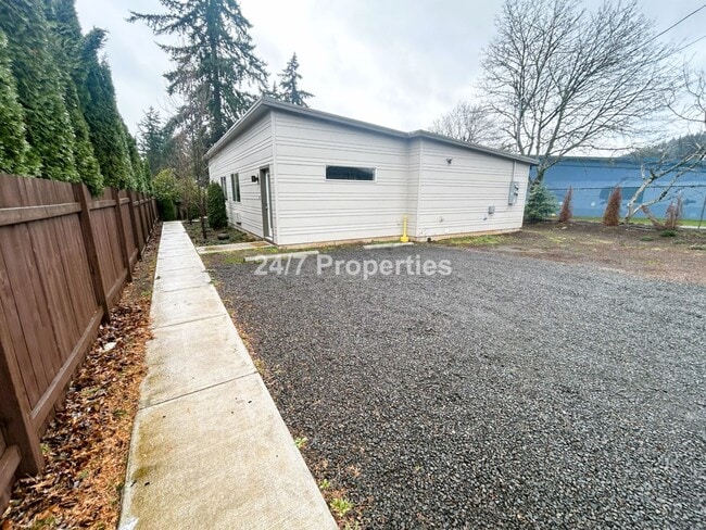 Building Photo - Unique 2 BD | 1 BA Home - SE Portland