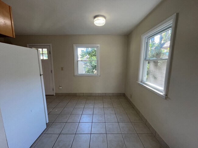 Building Photo - **3-BEDROOM HOUSE W/ 2-CAR GARAGE IN BEECH...