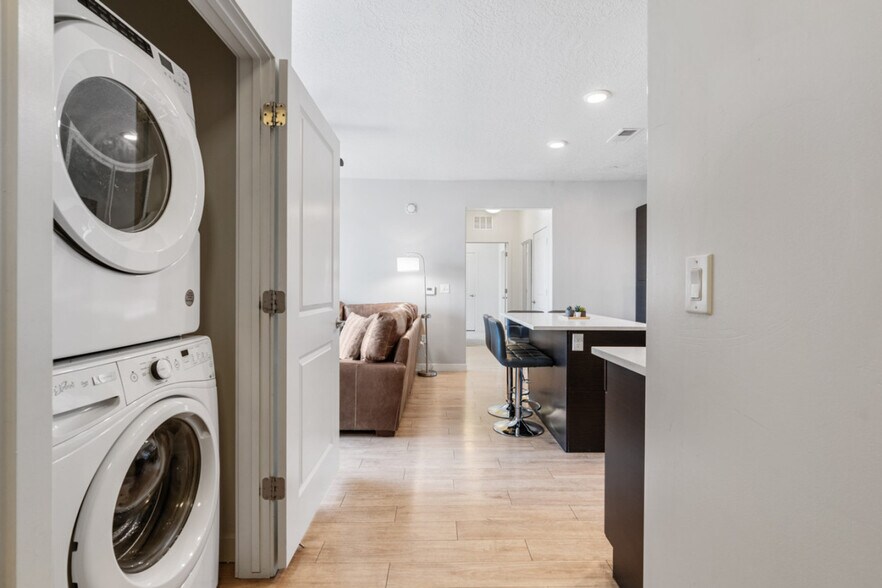 Building Photo - 489 E 400 S