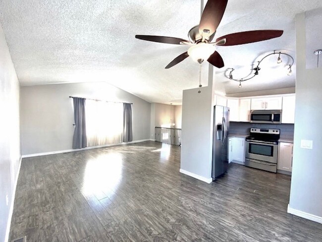 Building Photo - Lovely bi-level 3 bed/2 bath home with fen...