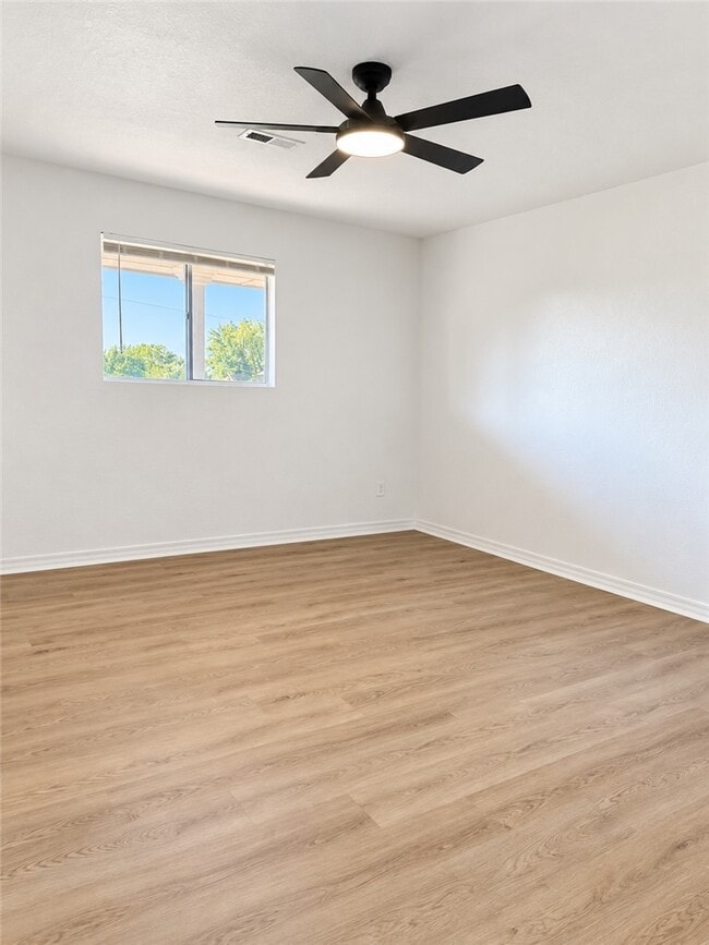 Building Photo - 1325 W Price Ln