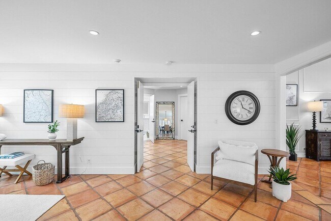 Building Photo - 18 Bristol Ln