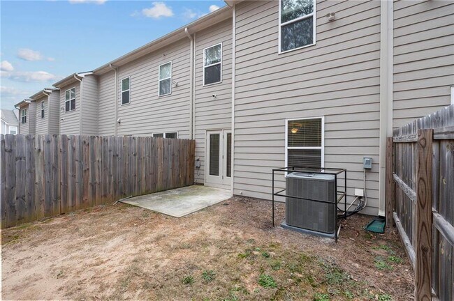 Building Photo - 1833 Edgehill Dr