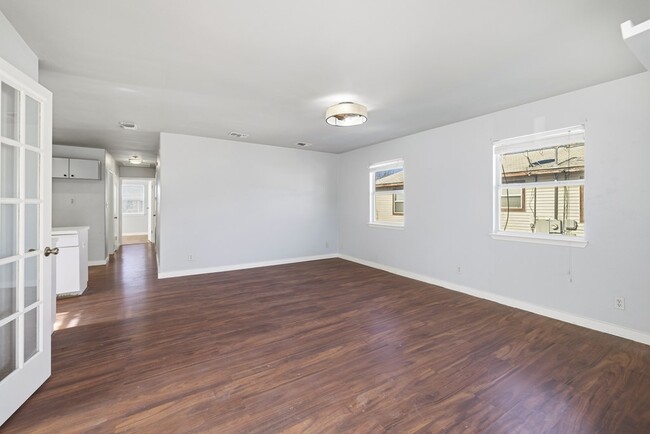 Building Photo - 213 W Davis St