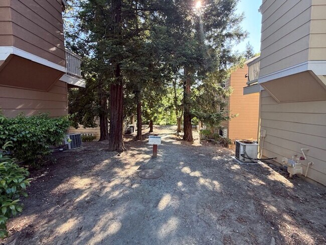 Building Photo - Renovated 2-Bedroom Condo in Martinez
