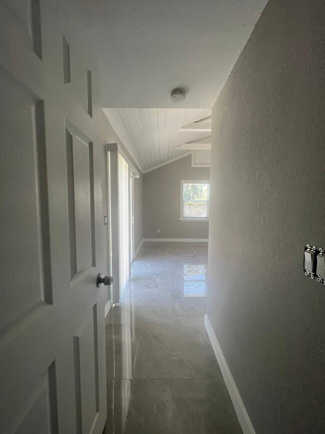 Building Photo - 550 Seagrape Rd