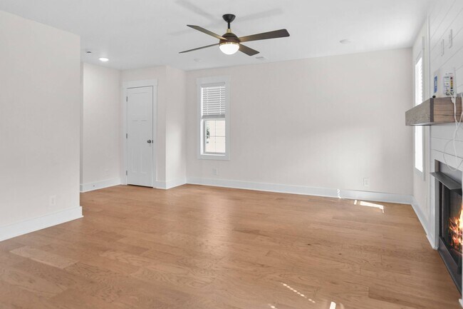 Building Photo - Pet Friendly Three Bedroom with Bonus!